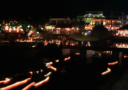 Ánh đèn điện dịp lễ hội hòa cùng ánh sáng hoa đăng tạo nên bức tranh đa mầu sắc co phố cổ Hội An.